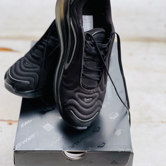 NIKE AIR MAX 720 - Picture 6 of 9